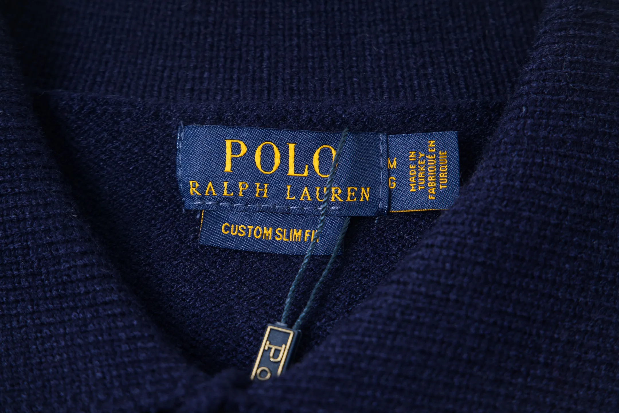 P230 Style number: Y258 Ralph Lauren POLO twist button open-chest sweater is a limited edition every year. There won’t be many styles in the store! Ralph Lauren men's half-button sweater. The shape is really nice. It can be worn alone or as a coat. It can be worn outside the inner layer. It is versatile and looks good. Tag, hanging grain, washable, packaging bag, full set of accessories. The appearance is quite high. The workmanship is super exquisite. Color: navy, gray, apricot, navy. Size: S M L XL